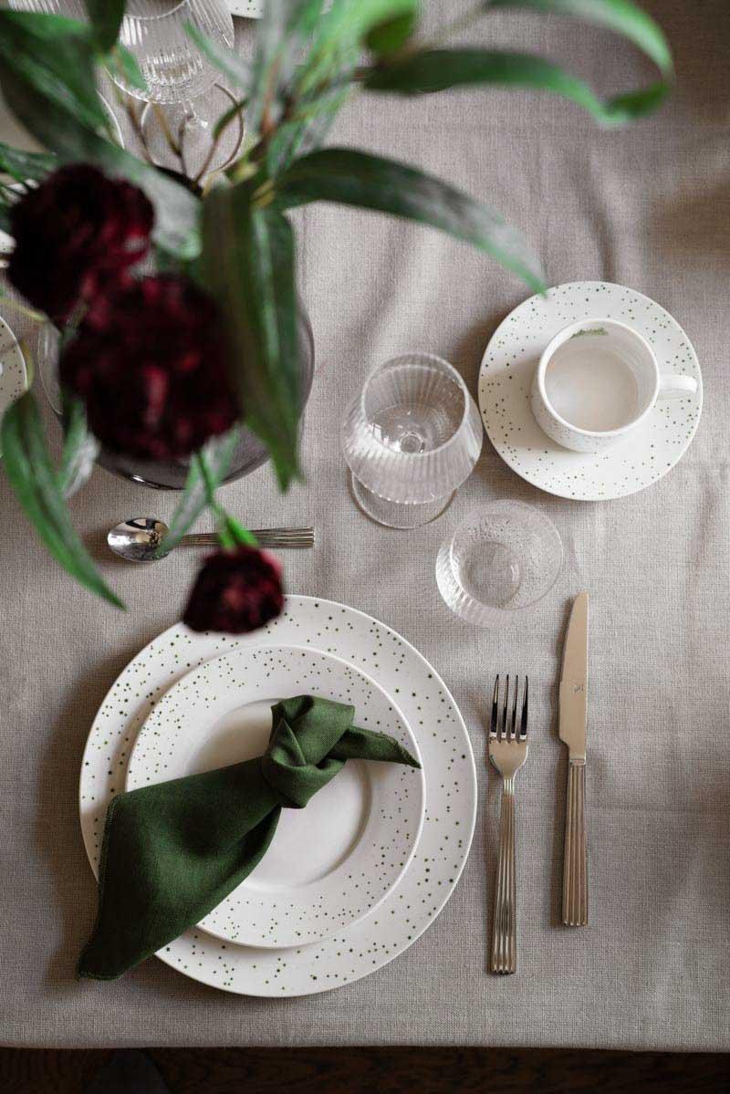 borddekking-servise-asjett-tallerken-kopp-glass-bestikk-serviett-duk-blomster-interiør-kremmerhuset_DSC8533